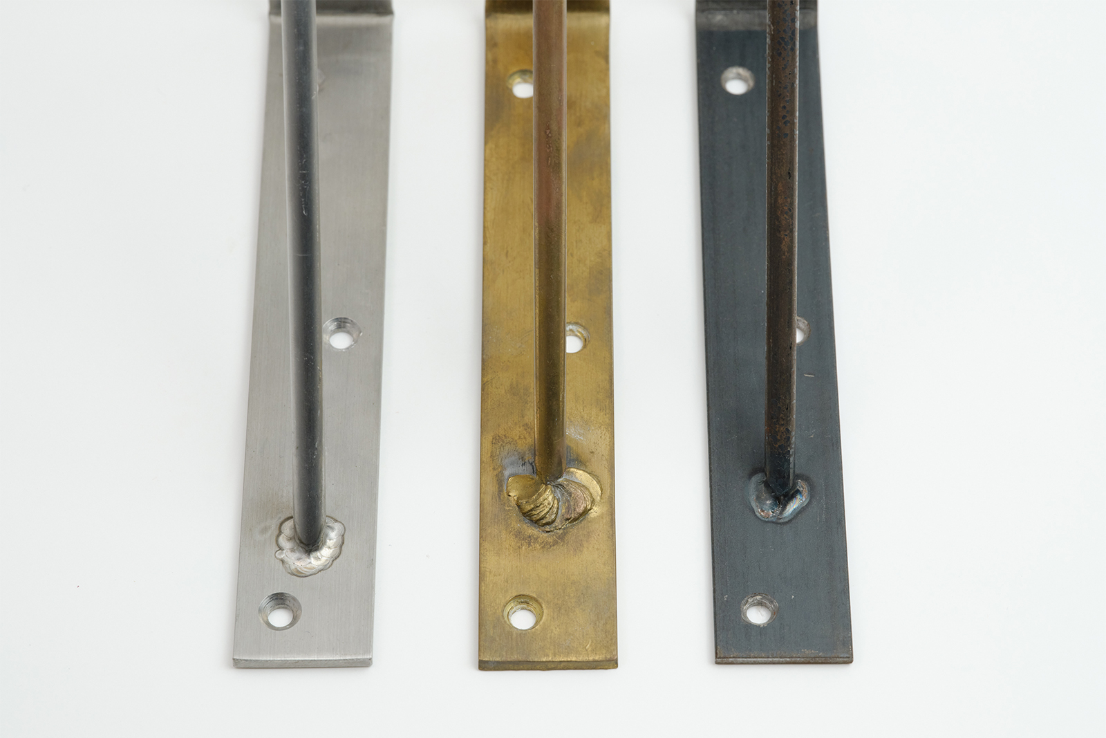 棚受け金物 真鍮 D200 PS-BK001-03-G141 素材は全部で3種類。左から、ステンレス・真鍮・鉄