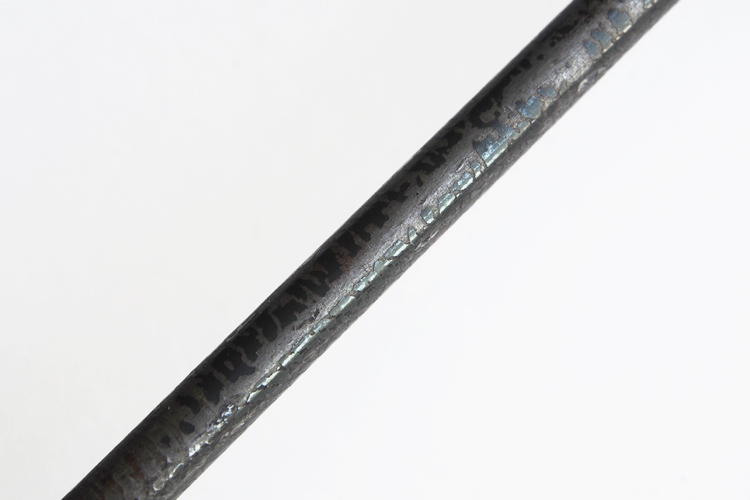 棚受け金物 鉄 D60 PS-BK001-09-G017 鉄の素材自体に個体差があるため、丸棒部分にひび割れのような模様が出る場合があります