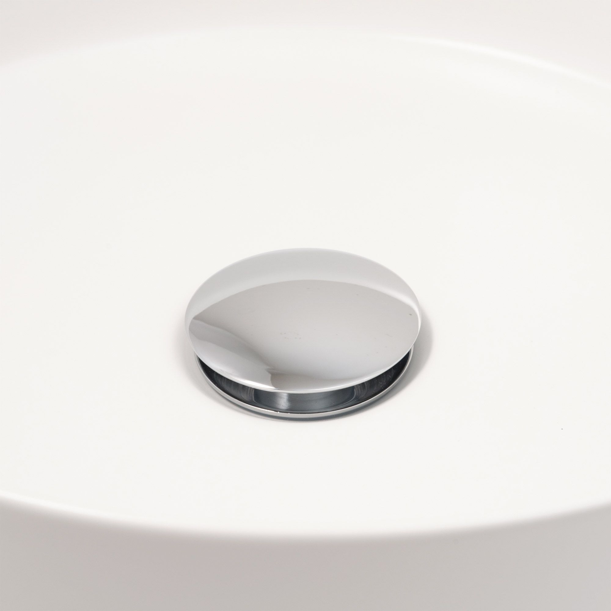 陶器の手洗い器 丸350 マットホワイト KB-PR012-03-G141 排水金具 プッシュカバー 金具を押すと水が溜められるようになります（完全に止水するものではありません）※手洗い器はオーバーフロー対応ではないため、水を溜める際は溢れないようご注意ください