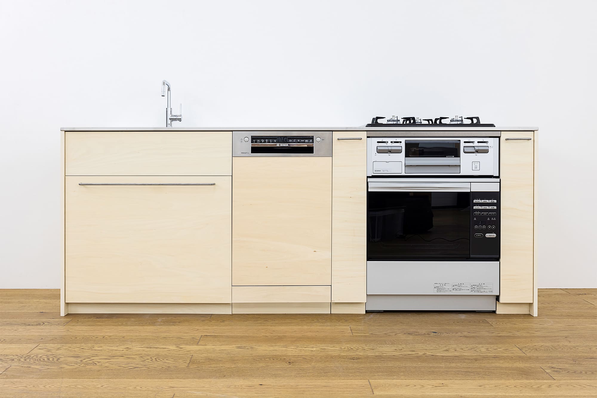 木製システムキッチン 対面型 W1990・コンロあり / オーブンなし / 食洗機なし KB-KC022-31-G183 すっきりした印象のシナ（画像はW2100・コンロあり / オーブンあり / 食洗機あり）