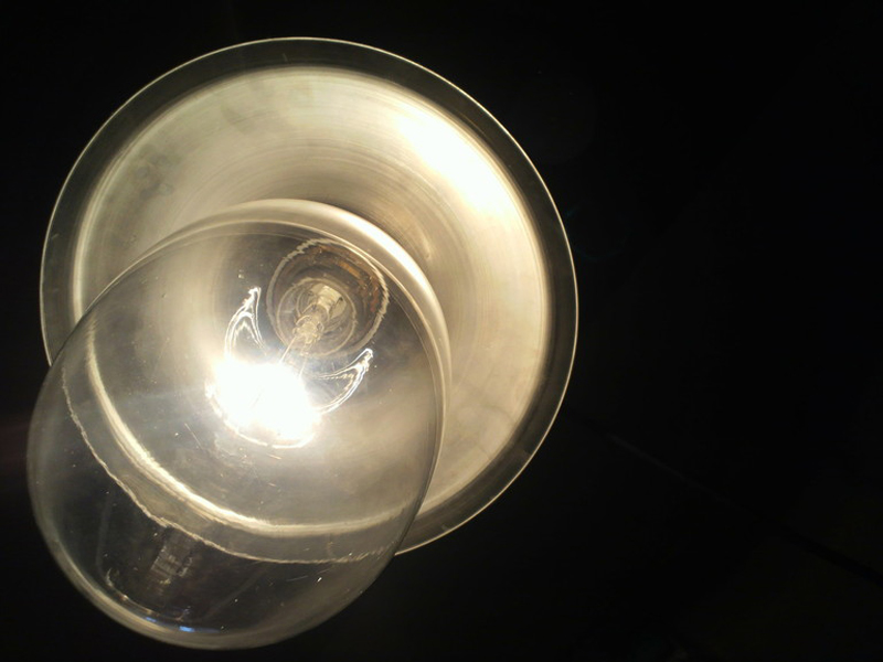 大型集魚灯電球 白熱イカ球(E39)100W LT-BB005-03-G141 下から仰ぎ見るとこんなかんじ