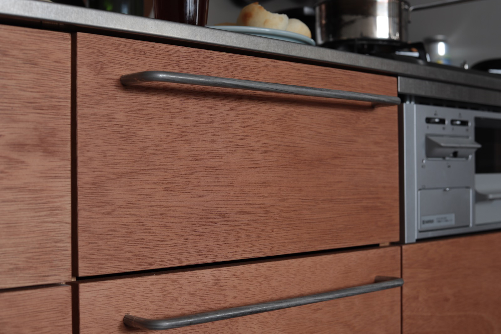 木製システムキッチン 対面型 W1990・コンロあり / オーブンなし / 食洗機なし KB-KC022-31-G183 把手はステンレスの酸洗い仕上げ（オプション）