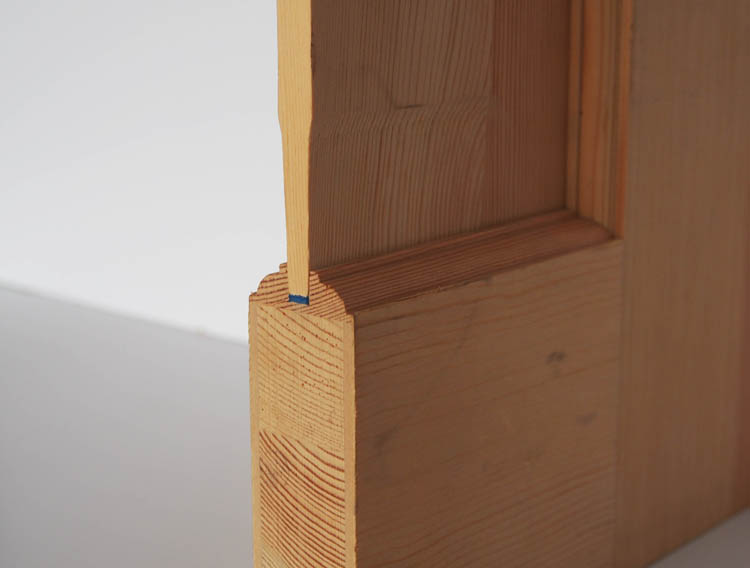 木製パインドア フラットドア W661 DW-DR004-01-G173 ドアを縦に割った断面形状。無垢の反りや暴れに配慮されたつくりです