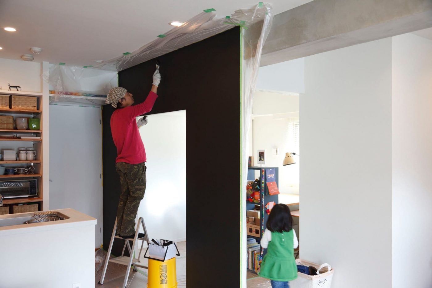 <p>塗る作業も家族で楽しめる。（撮影：Tetsuya Ito / Casa BRUTUS）</p>
