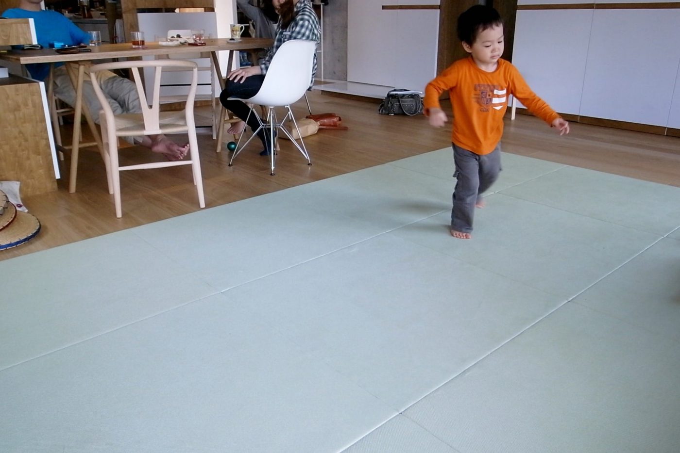 大人の邪魔をしない子どもの遊び場。