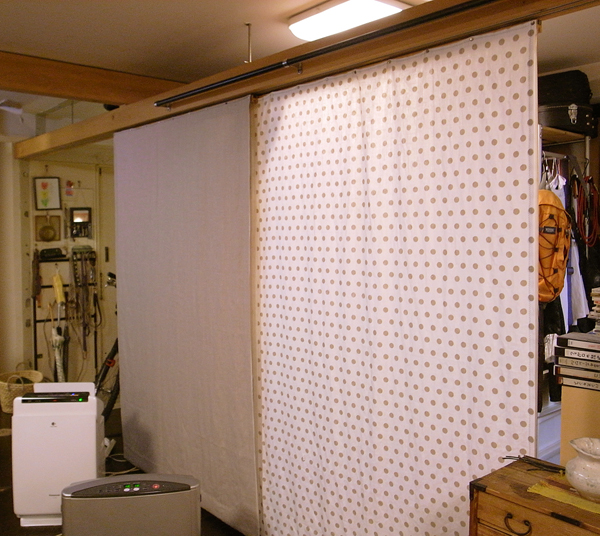 外に出てきた荷物は、引戸で隠せば良い。