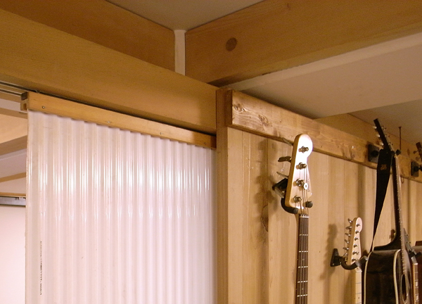 ギターの壁は上部だけビス止め。
