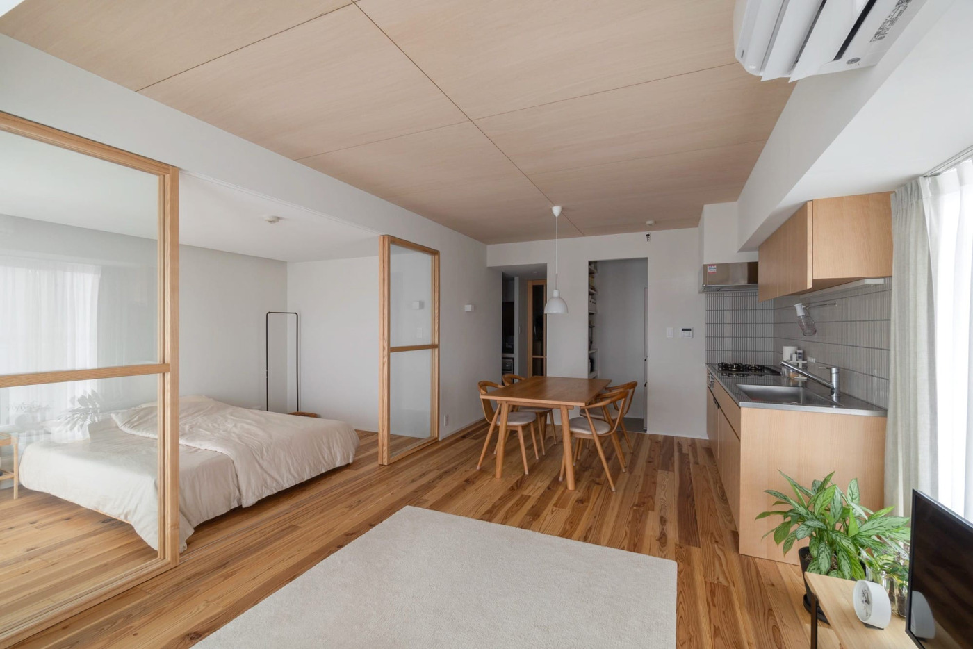 寝室とLDKの仕切りに。開けることで一体となり、閉めれば緩やかに仕切られる。（1・2枚目の写真提供：nuリノベーション）
