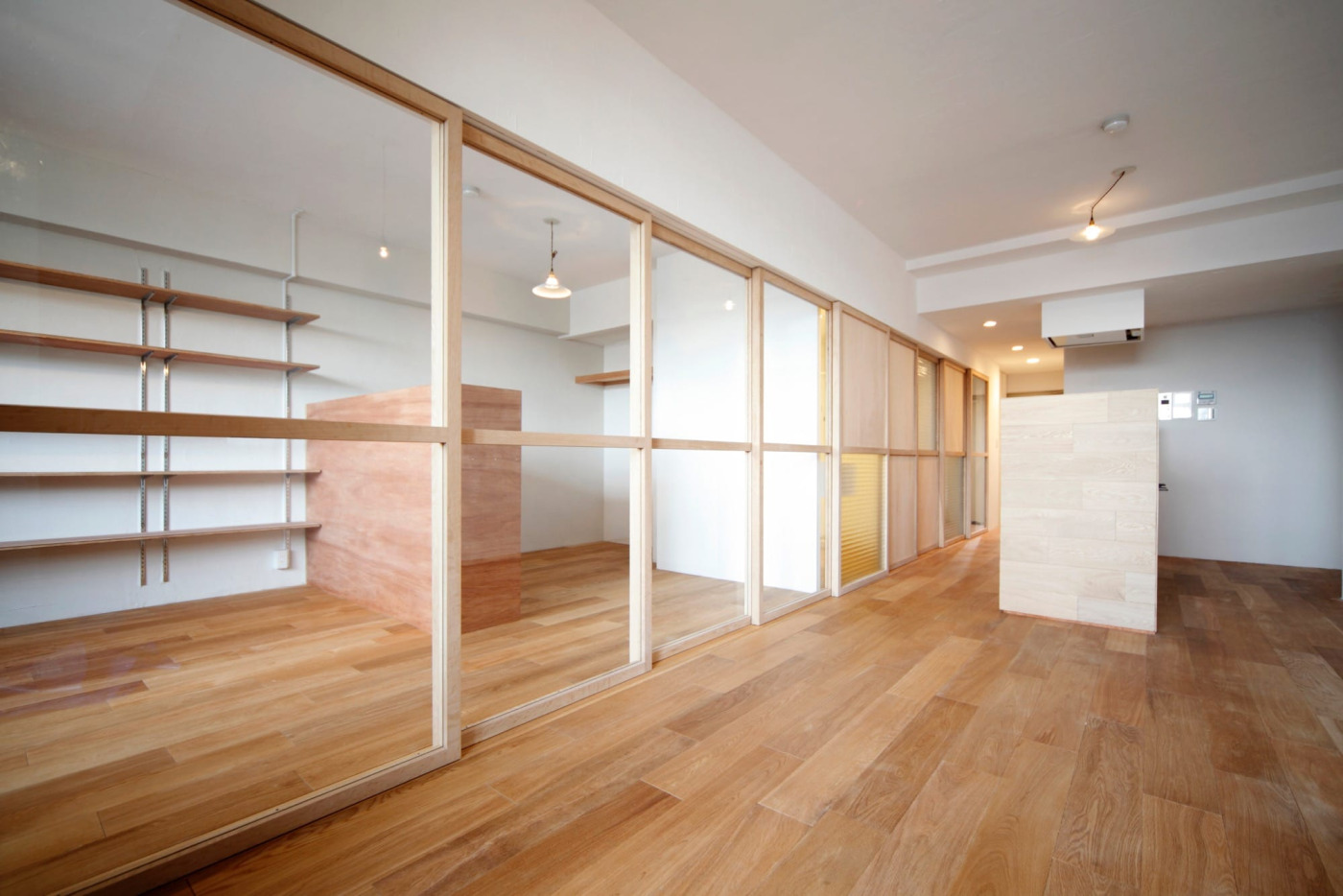 整然と並ぶ引き戸。木枠がピシッと揃う姿が見事です。（写真提供：Camp Design inc. ／撮影：HATTA）
