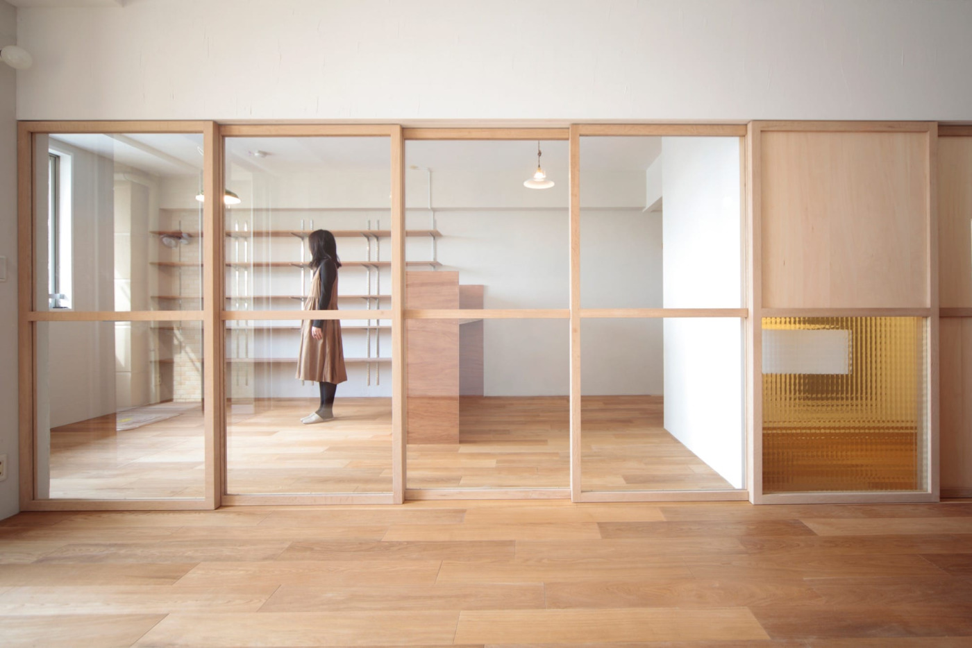 光と視界が抜ける壁。双方の空間に開放感をもたらします。（写真提供：Camp Design inc. ／撮影：HATTA）
