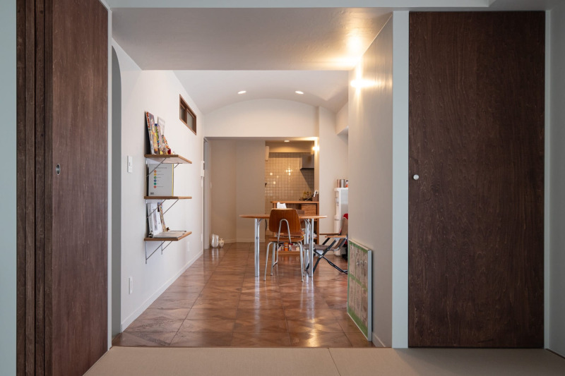 床から空間を華やかに。（大柄をオイル塗装）
