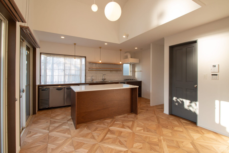 寄木模様が伸びやかに空間に広がる。（大柄 クリア塗装）
