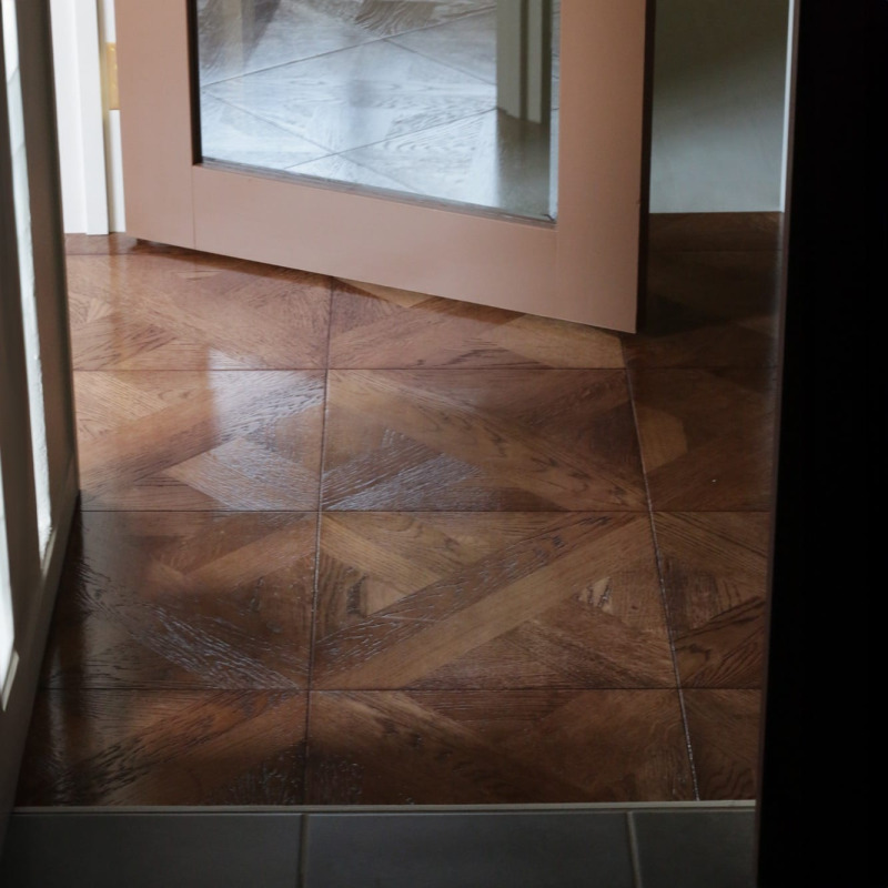 オイルで着色後、仕上げに艶あり塗装を。長年使い込まれた様な風合いを表現。（大柄）
