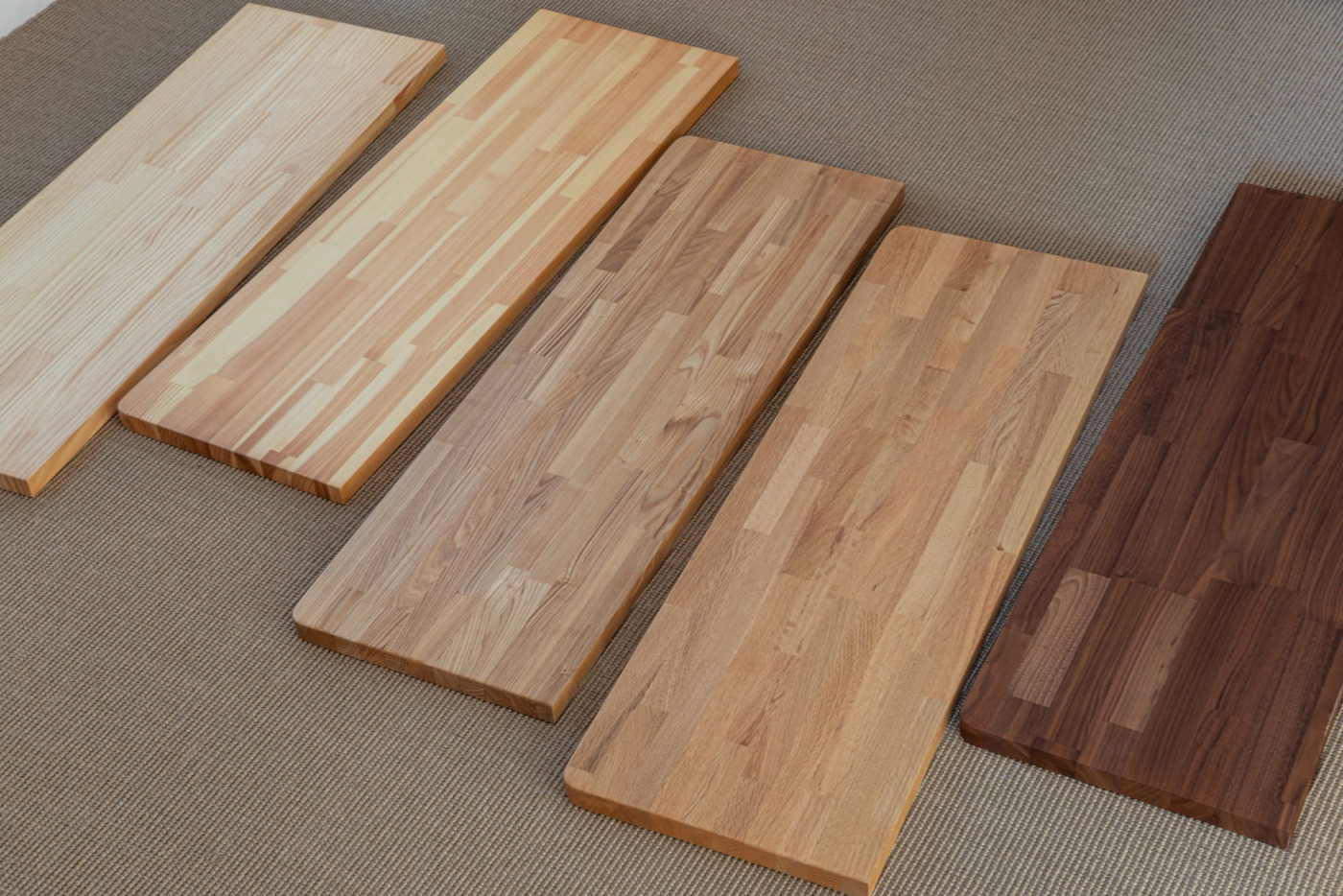 左から「ラジアタパイン」「レッドパイン」「タモ」「ナラ」「ウォルナット」。色と木目の走り方などの見た目だけでなく、柔らかさや重さもそれぞれ異なります。

