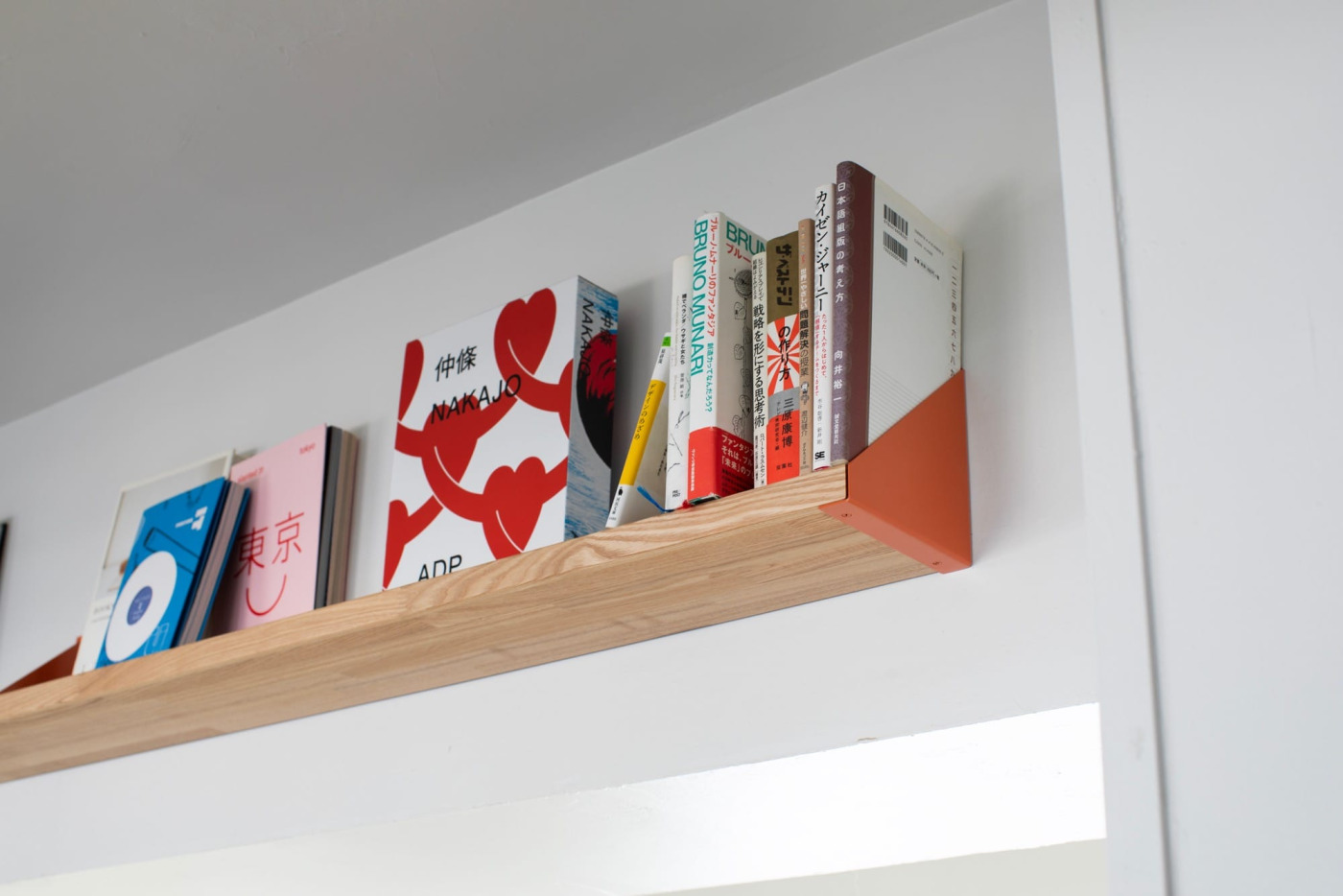 様々な色柄の背表紙が集まる本棚に（棚板 タモ／面取り2mmR・T25・ツヤ消しウレタン塗装）
