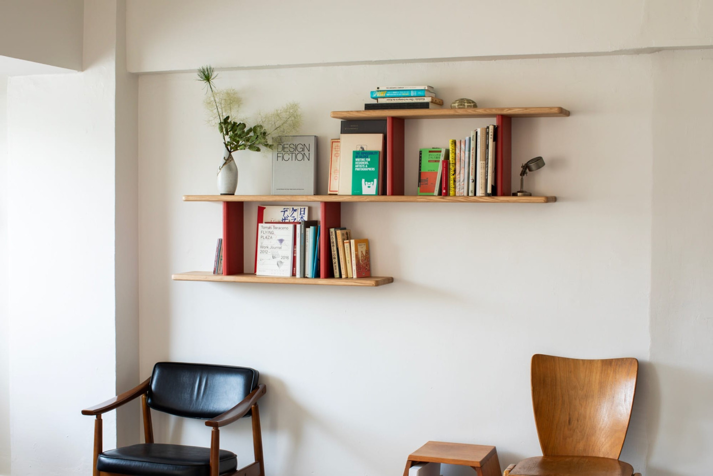 角丸20mmR・面取り10mmRでつくった棚板。見た目にも滑らかな曲線で、北欧家具のような佇まいに。
