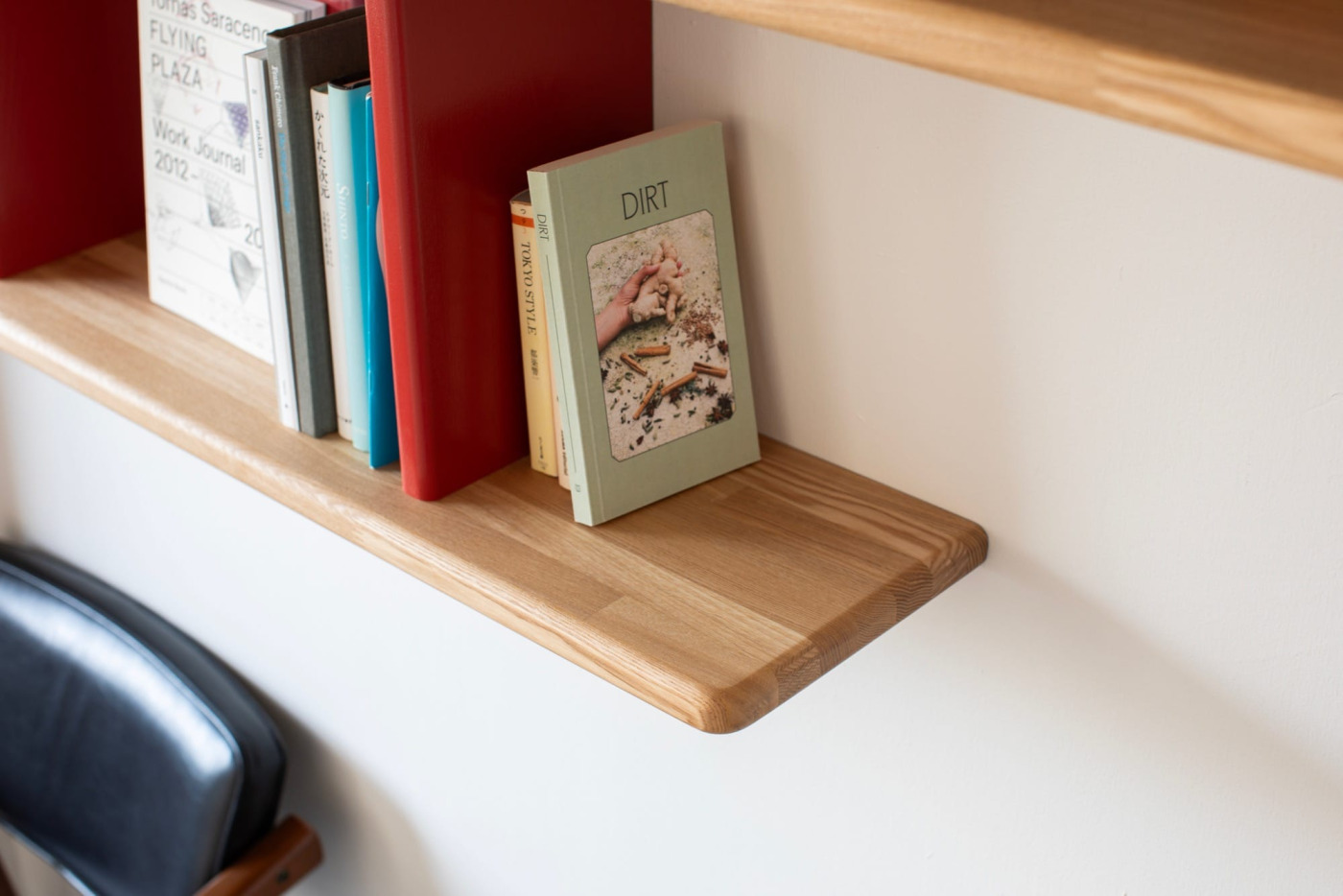 小口まで連なる、木目のリズム（棚板 タモ／角丸20mmR・面取り10mmR・T25・ツヤ消しウレタン塗装）
