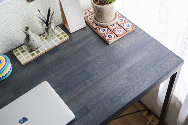 ブルーグレーのオイル塗装を施したワークデスク。詳しい工程はこちらの記事でもご覧いただけます（角天板 タモ／面取り3mmR・T30mm、「オスモカラーウッドワックスオパーク」を調合して塗装）
