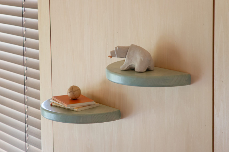 丸天板「ラジアタパイン」を半分にカット、好きな色に塗って棚板にしてみました（丸天板 ラジアタパイン／面取り10mmR・T36）
