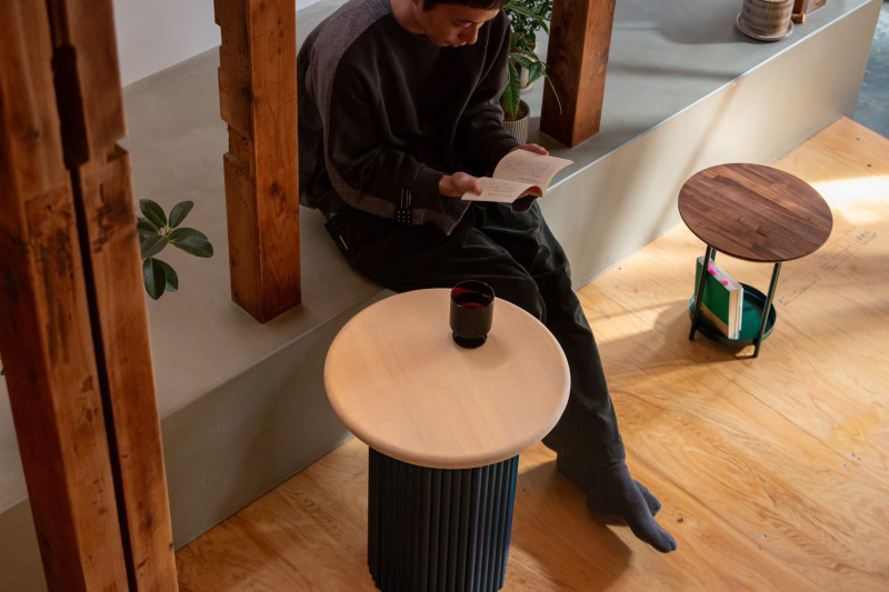 直径350mm・450mmと少し小さめな丸天板をサイドテーブルとして。読みかけの本を置いたり、帰ってきて荷物を置いたり、家の中の色んな場所に備えておきたい（右：丸天板 ウォルナット／斜めカット・T30、左：丸天板 レッドパイン／ボウズ面・T30）
