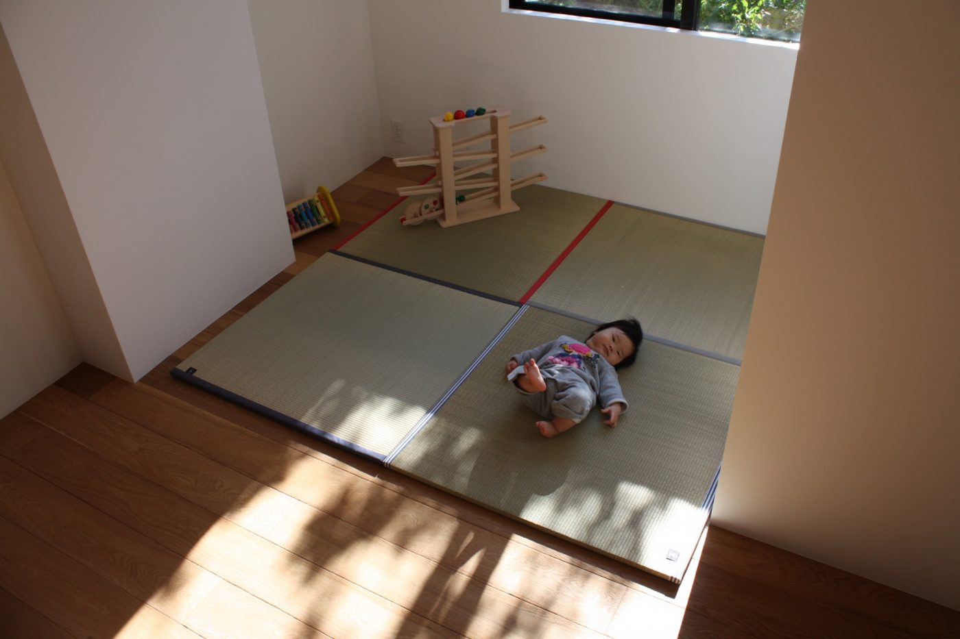 お部屋の一角に敷いて、生後4ヶ月の娘さんのお昼寝スペースに。
