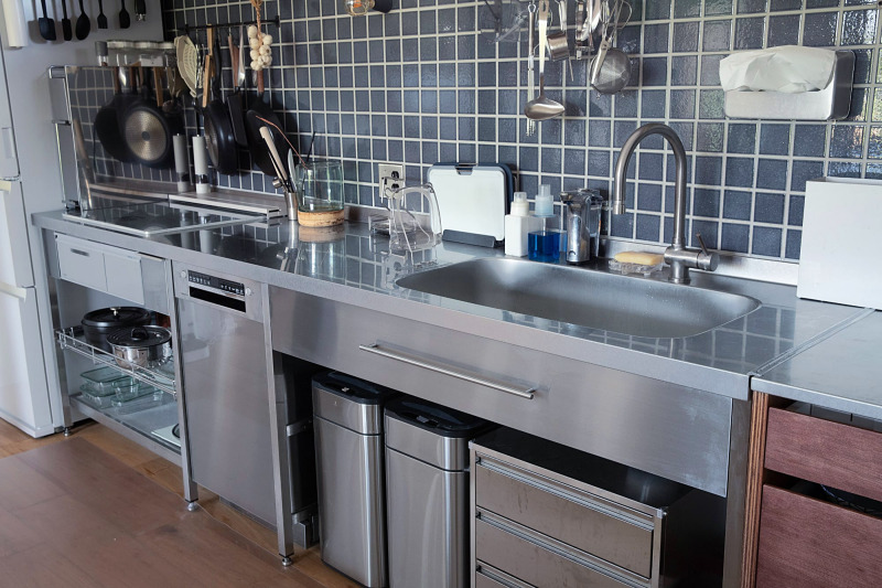 設備機器や引出しは自由にカスタマイズ可能なキッチン。W2100以上は食洗機も付けられます。
