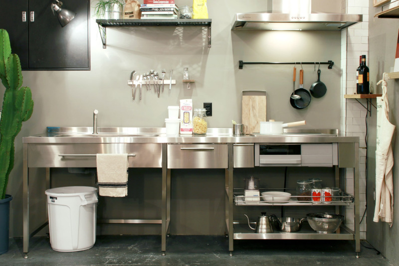 天板と脚、必要な設備機器だけという、無駄のない形状。
