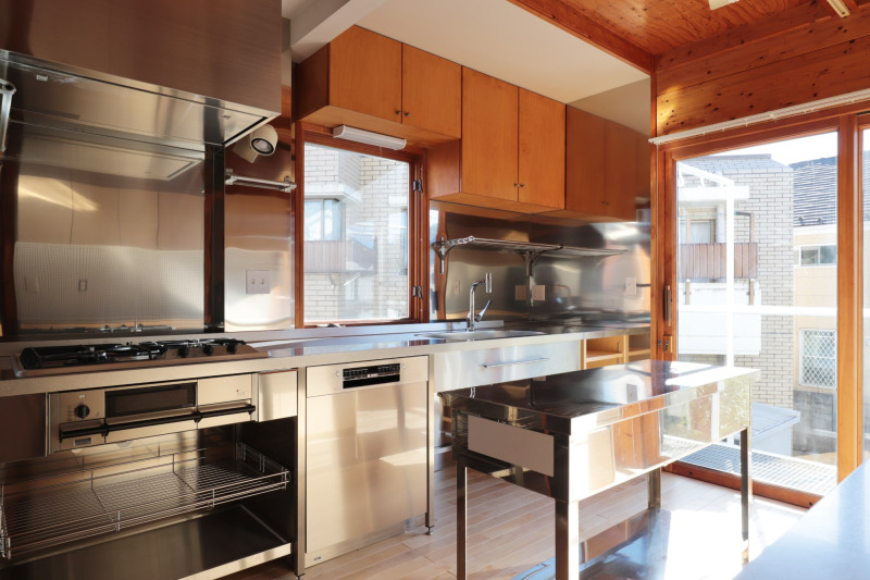 キッチンパネルにもステンレスを使って、厨房のようなキッチン空間にリノベーションした事例。
