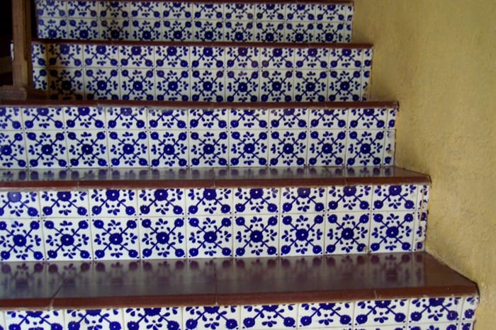<p>本場メキシコでは階段にもタイルが使われています。（105角 単色柄 DB-A）</p>
