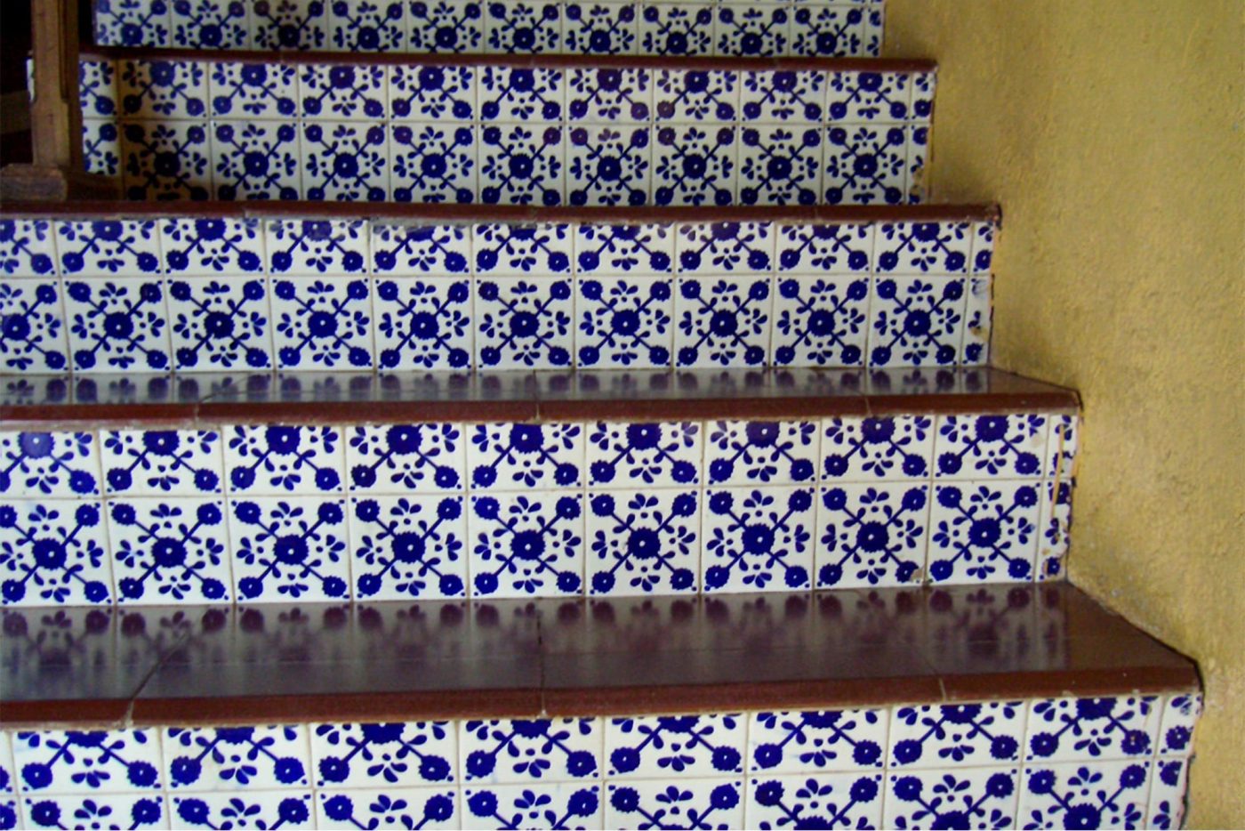 本場メキシコでは階段にもタイルが使われています。（105角 単色柄 R3117）
