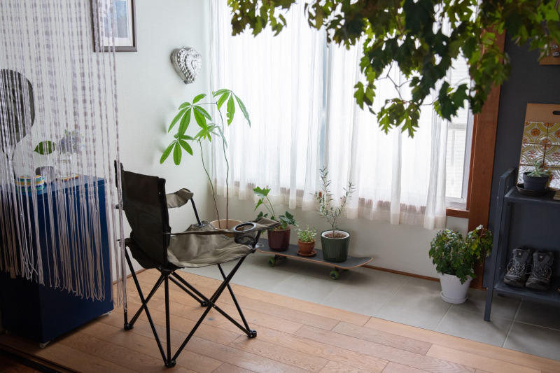 窓辺に土間タイルを引いて、グリーンを楽しむコーナーに。（ライトグレー）
