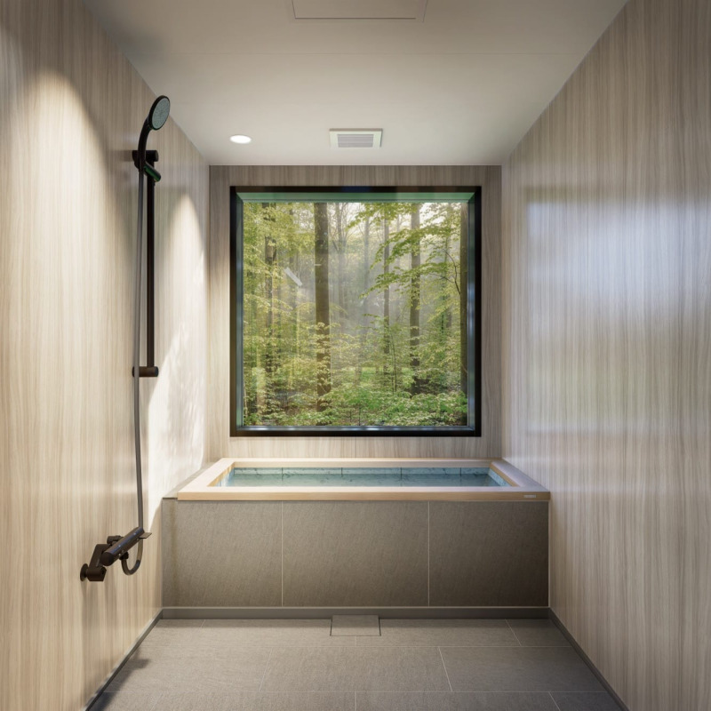 在来工法が難しい環境におすすめなユニットバスも。大判の床タイルと、マグネットがつくラミネート鋼板パネルで仕上げています。
