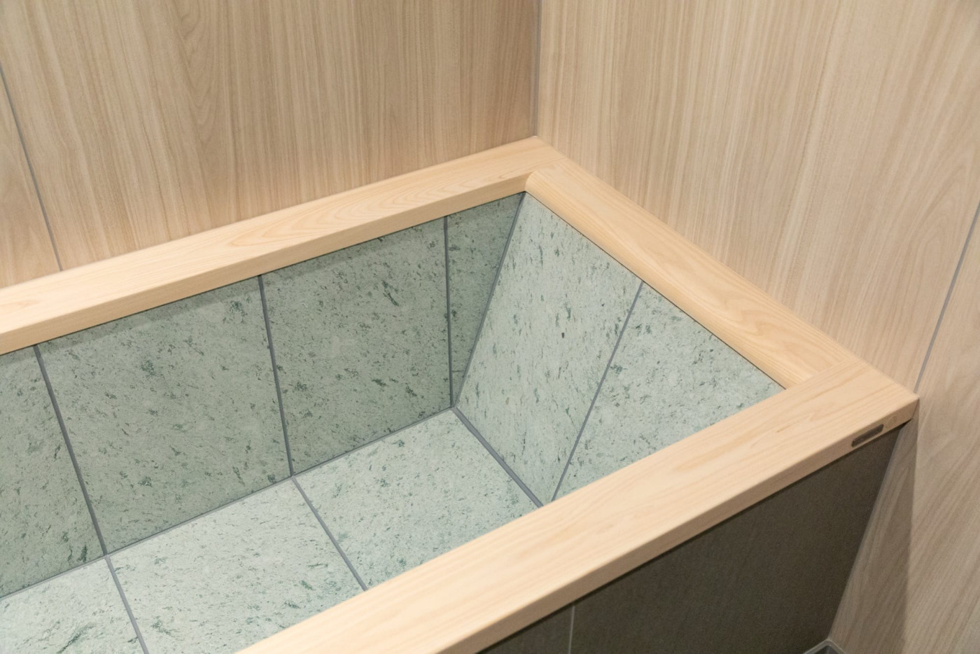 最小の手数で割付けられた石に、職人の美学を見出す。
