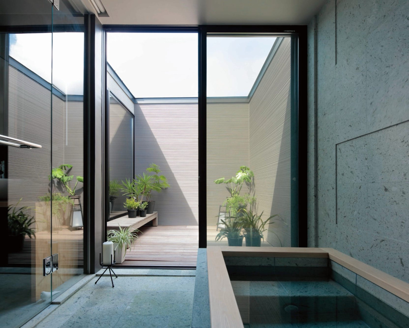 和風に寄りすぎるかと思いきや、あわせる素材次第でモダンな印象もつくれます。
