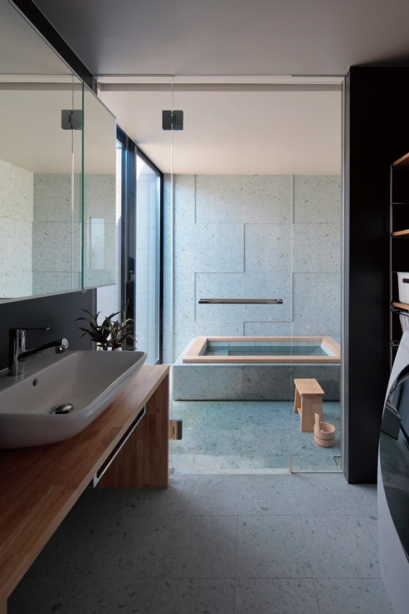 床と壁も石で仕上げた浴室では、ヒノキのやわらかさがコントラストを生んでいます。
