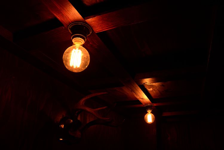 紳士の隠れ家に、灯る工業系照明0