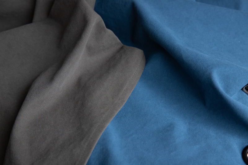 光の当たり方や見る角度によって色が変わります。（左：オールドカーキ、右：スモークブルー）
