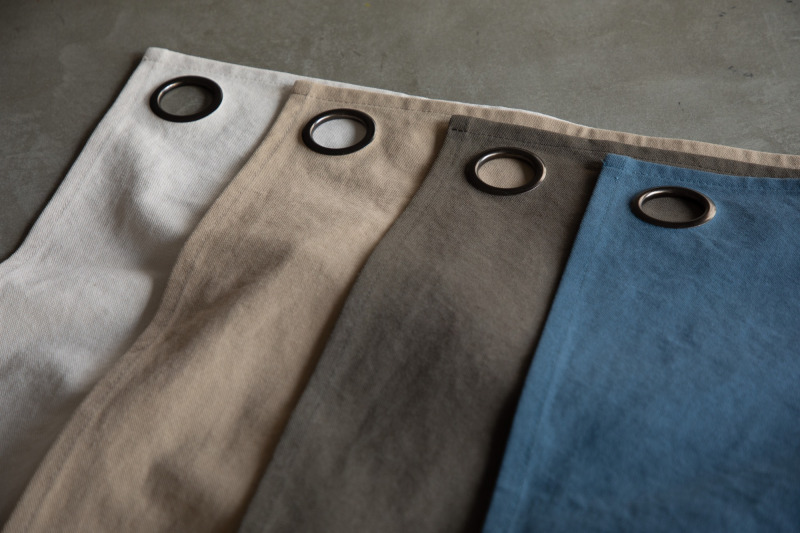 カーテンは空間の中で占める面積が多いので、空間に与える影響が大きい。カラーによって部屋の印象ががらっと変わります。
