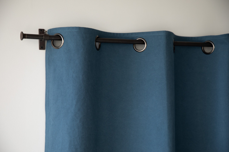 黒ニッケル製の丸い金具がシンプルなカーテンのアクセントになるので、ひと癖欲しい方におすすめです。（スモークブルー）
