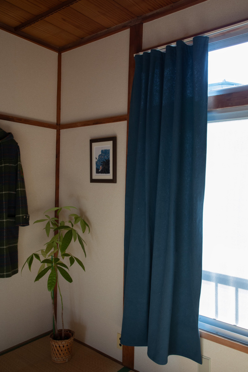 何も手を加えてなかった和室も、カーテンを付け替えただけでモダンな印象に整う。（スモークブルー）
