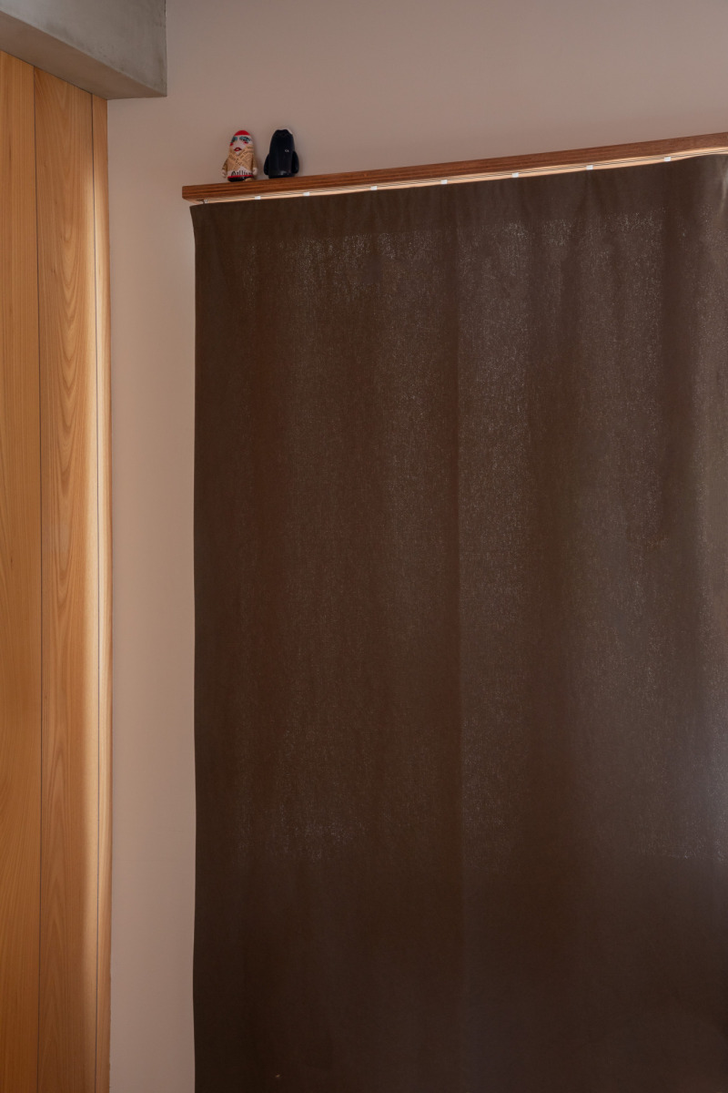 カーテンに優雅さはいらない、素材感を大事にしたい方におすすめ。シンプルだからこそ、帆布の素材が際立ちます。（オールドカーキ）
