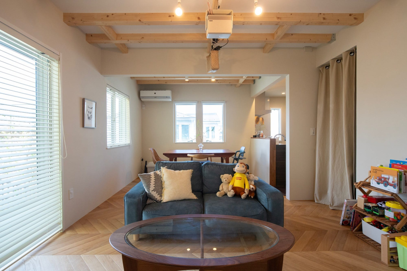 階段との仕切りに。ベージュは、白壁に木のフローリングや家具を合わせたナチュラルな空間に合わせると、白色と木の境目を繋いでくれる存在となります。（ベージュ）
