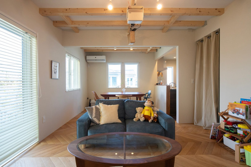 階段との仕切りに。ベージュは、白壁に木のフローリングや家具を合わせたナチュラルな空間に合わせると、白色と木の境目を繋いでくれる存在となります。（ベージュ）
