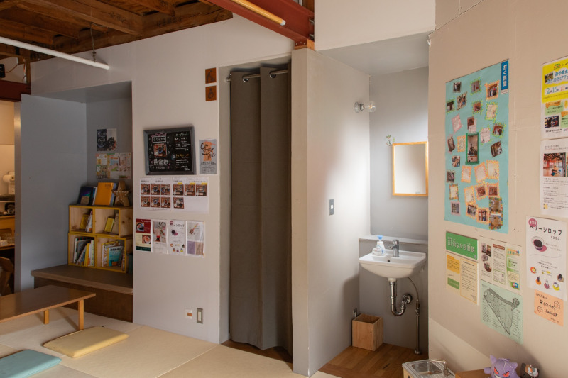 地域に開く飲食店の着替え兼授乳スペースとの仕切りに。（オールドカーキ） 事例協力：おぐセンター
