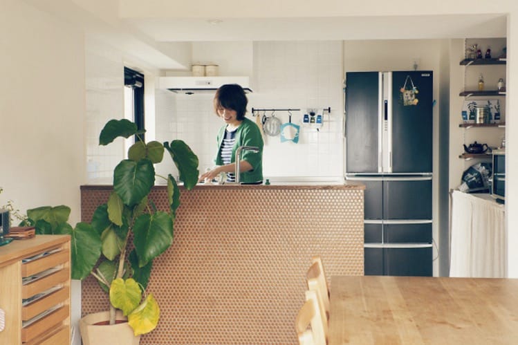 「みたらし」をキッチンカウンターに使用。（写真提供：一級建築士事務所アネストワン）
