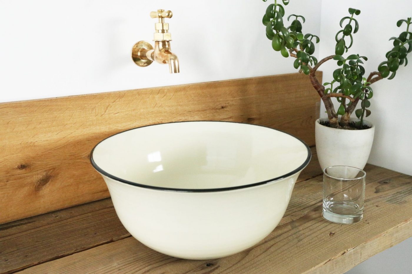 鉢植えやガラスのコップとの相性も良く、洗面やトイレが落ち着く空間に。
