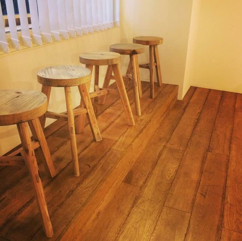 穴場カフェの古材スツール11