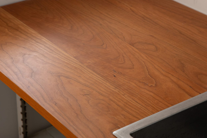 toolboxオフィスでは、キッチン横のスロップシンクとして「ブラックチェリー」を使っています。6年間ガシガシ使っていますが水ジミやカビなどを防いでくれています（カスタム ブラックチェリー／T25・セラウッド塗装）
