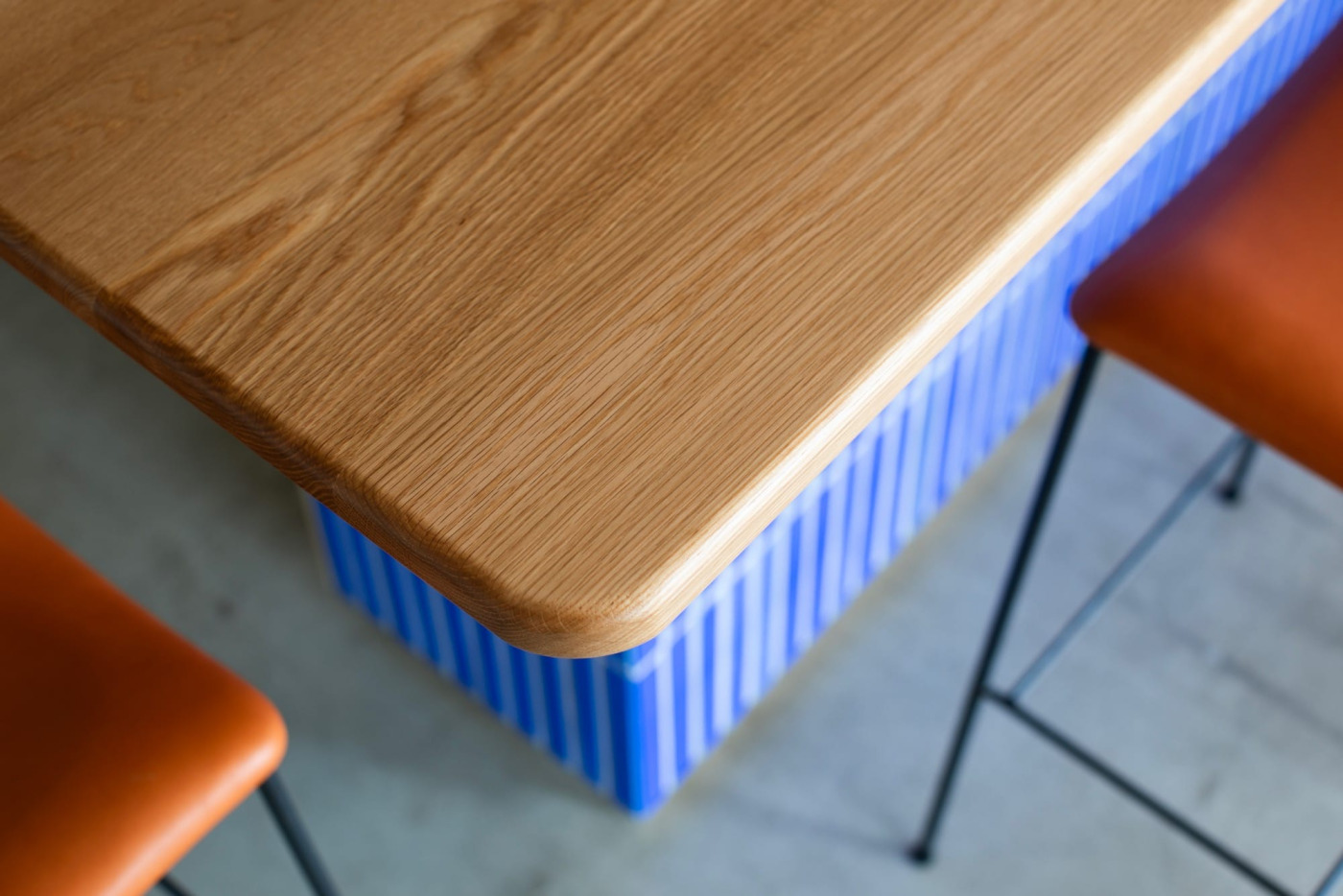 無垢の量感をしっかり味わえる、丸みを持たせた仕上げ（カスタム ホワイトオーク／角丸50mmR・面取り10mmR・T30mm・セラウッド塗装）
