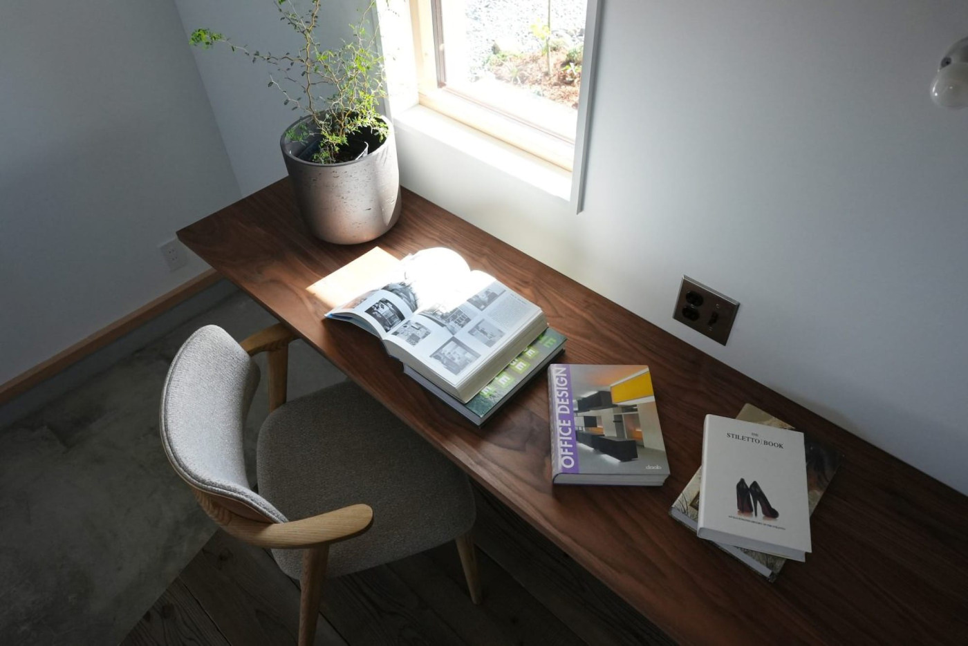 1mm単位でオーダーできるので、壁の寸法に合わせてカウンターを造作する時にも（カスタム ウォルナット／T25・自然塗料塗装）
